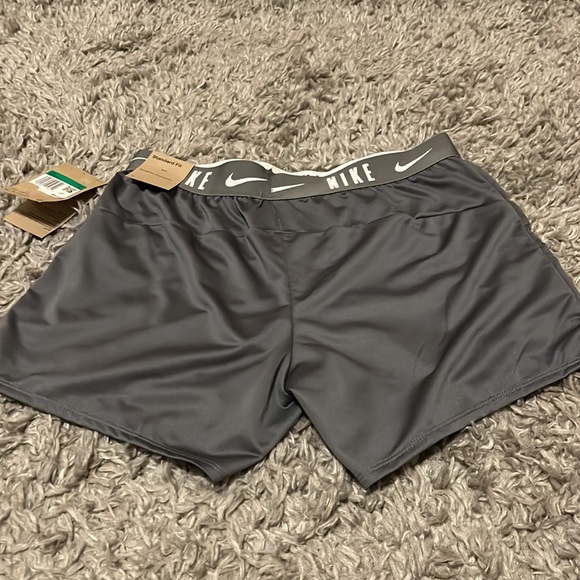Nike Girls Training Shorts NWT - Picture 2 of 5